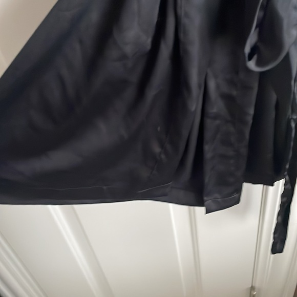 SATIN VS ROBE - Picture 4 of 5